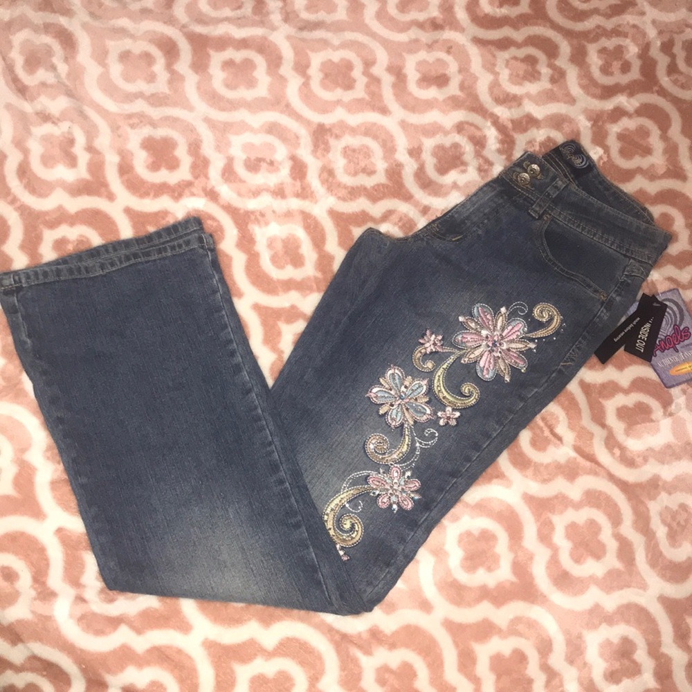 NWT🌸Flower embellished jeans👖